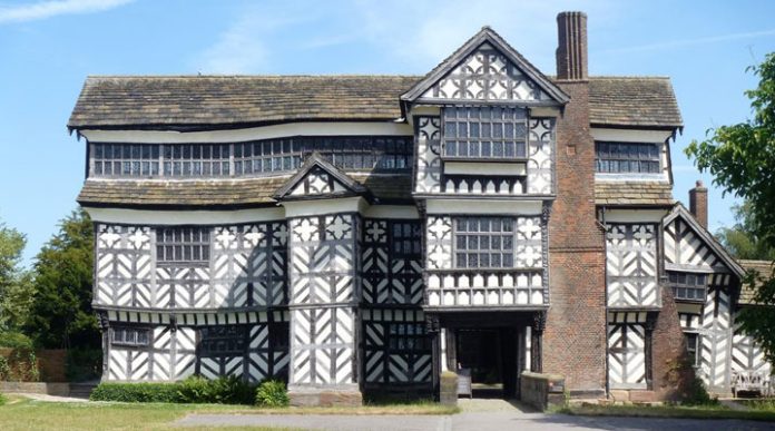 Little Moreton Hall: una encantadora sinfonía de marcos de madera